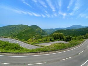雲仙の山並みを望むワインディングロード