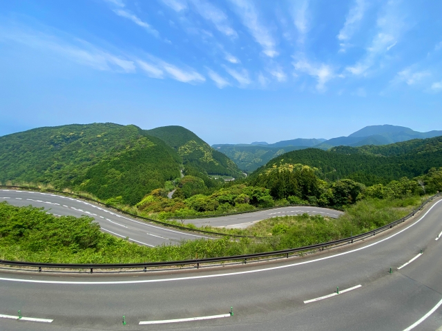 雲仙の山並みを望むワインディングロード