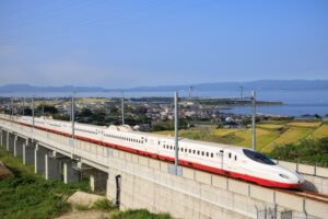 西九州新幹線かもめが海沿いを走る風景