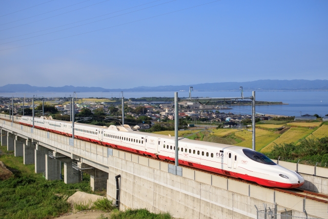 西九州新幹線かもめが海沿いを走る風景