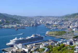 長崎港と大型クルーズ船の眺望