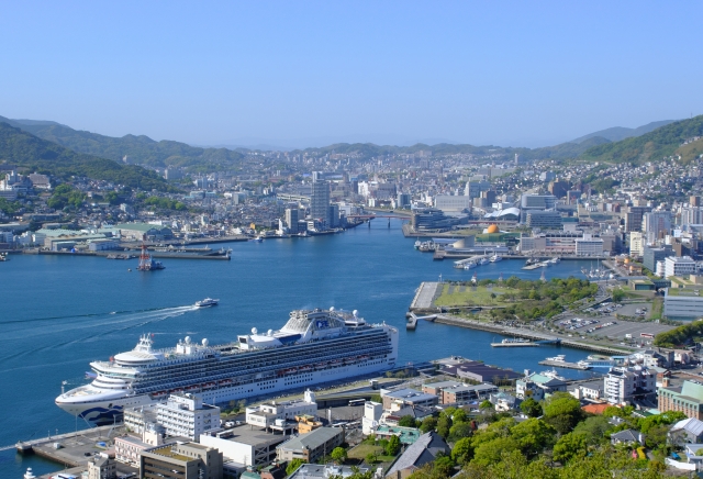 長崎港と大型クルーズ船の眺望