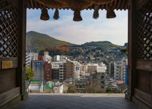 寺院の門越しに望む長崎市街地