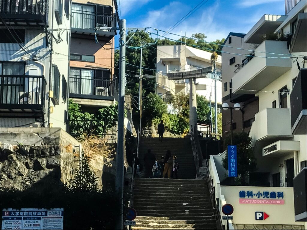長崎の坂道と鳥居がある街並み