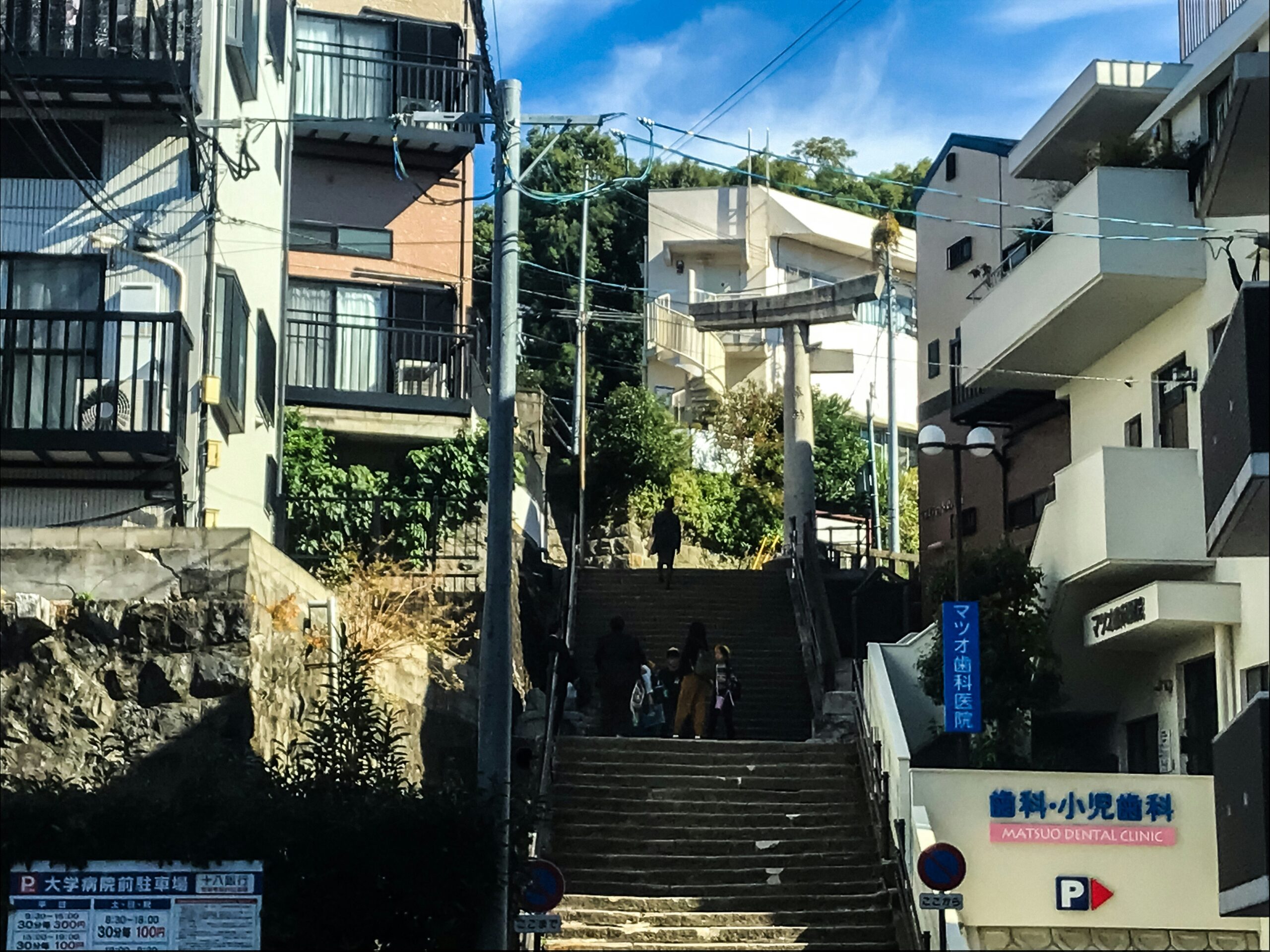 長崎の坂道と鳥居がある街並み