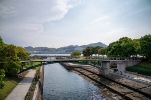 長崎水辺の森公園の運河と歩道橋