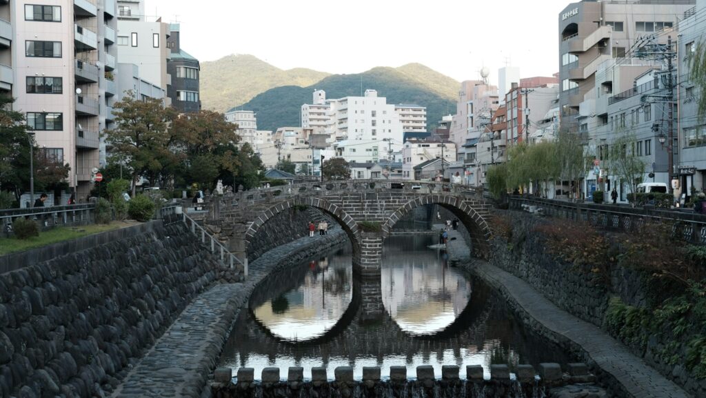 長崎の眼鏡橋と中島川の風景