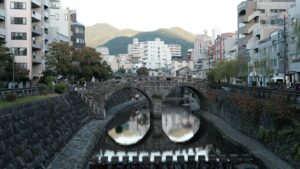 長崎の眼鏡橋と中島川の風景