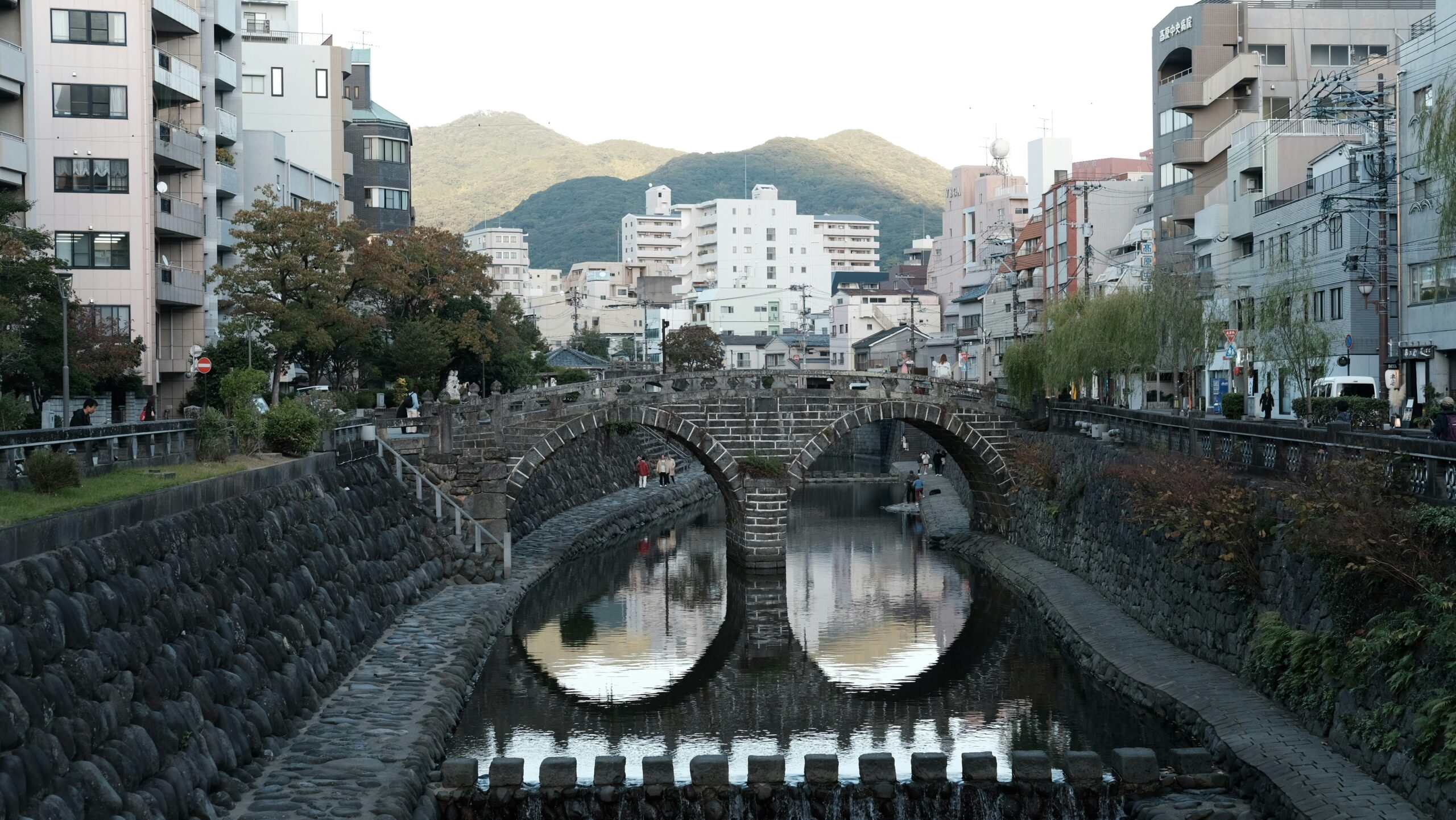 長崎の眼鏡橋と中島川の風景