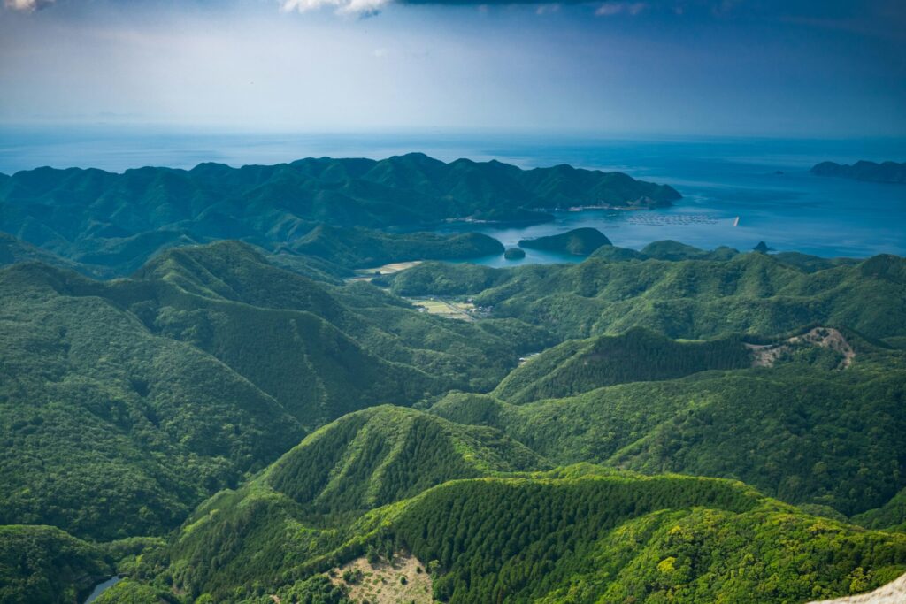 展望台から望む九十九島と緑豊かな山並み