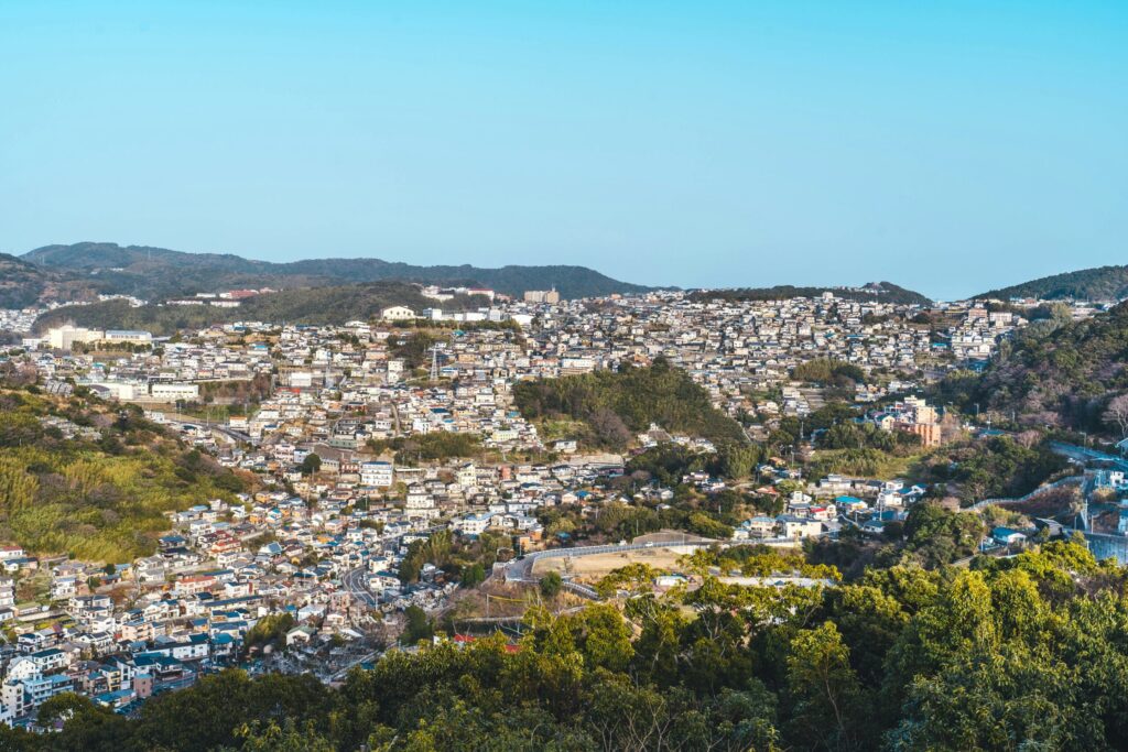 長崎市の住宅街を望む高台の景色