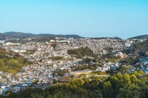 長崎市の住宅街を望む高台の景色
