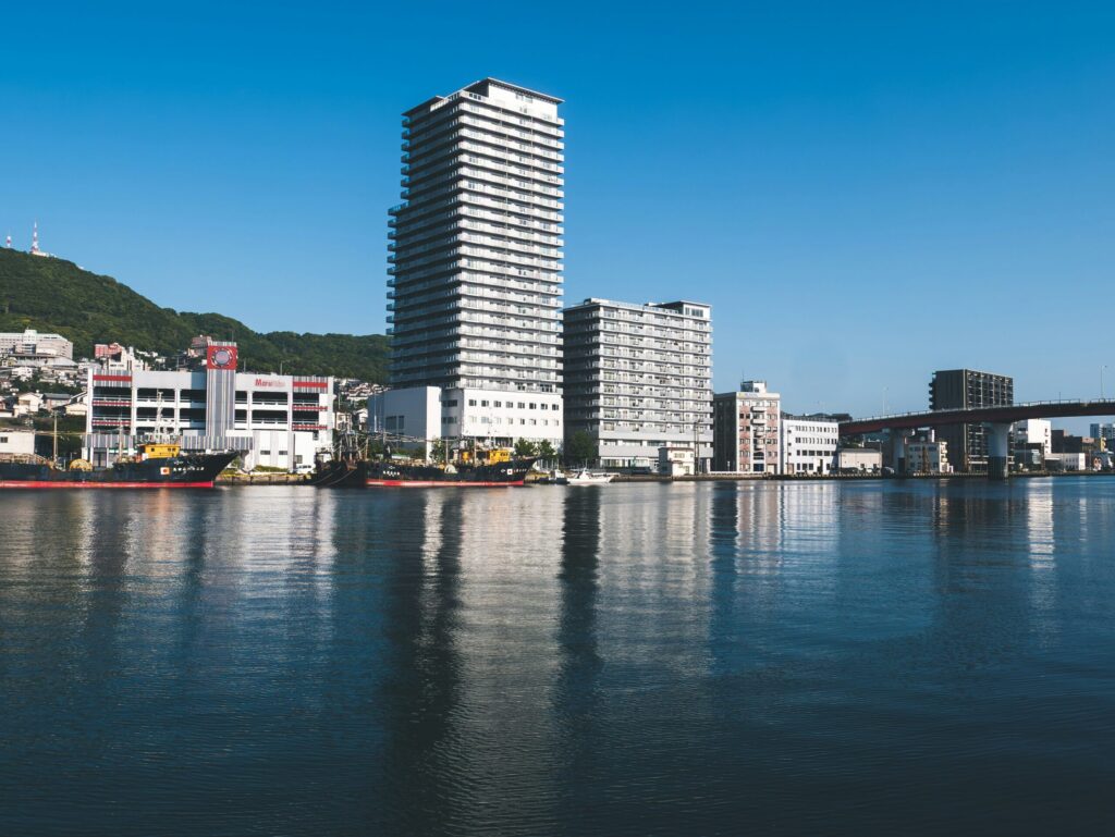 長崎港沿いに建つ高層マンション群