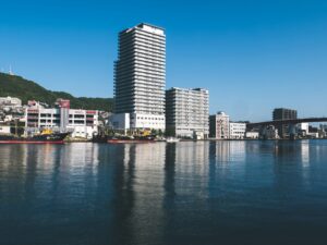 長崎港沿いに建つ高層マンション群