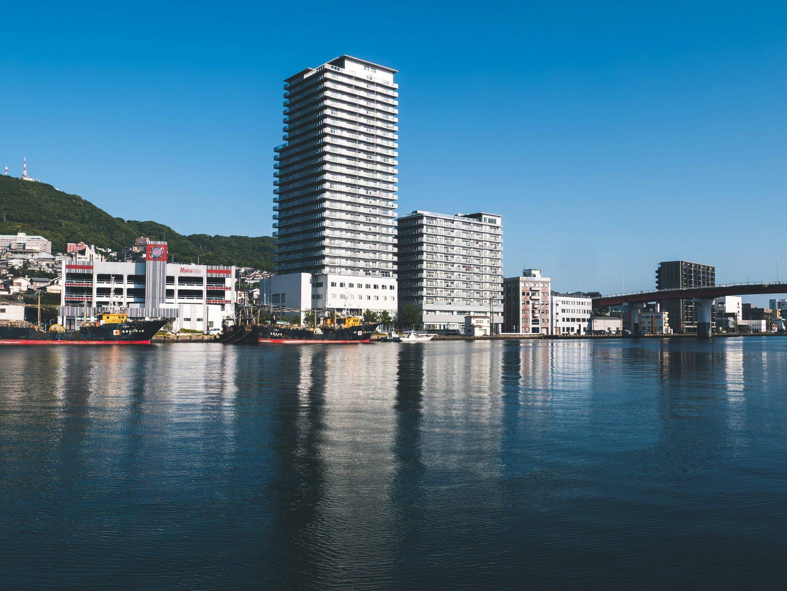 長崎港沿いに建つ高層マンション群