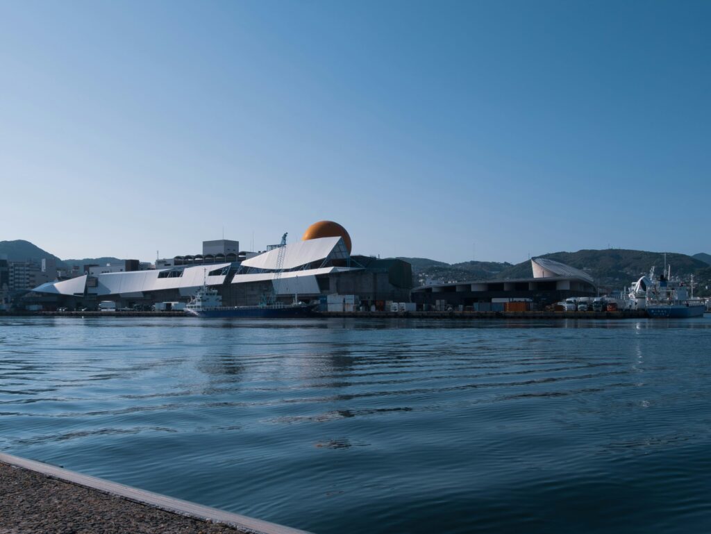 長崎港と長崎県美術館の風景