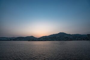 夕暮れの長崎港と稲佐山のシルエット