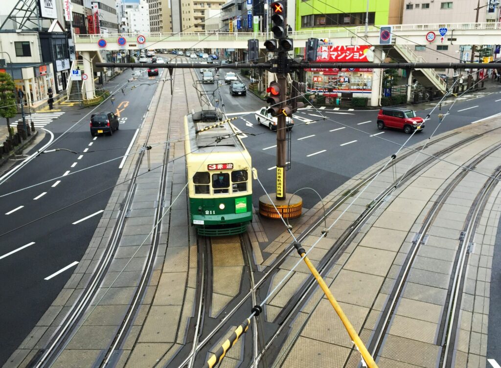 長崎電気軌道の路面電車が走る交差点
