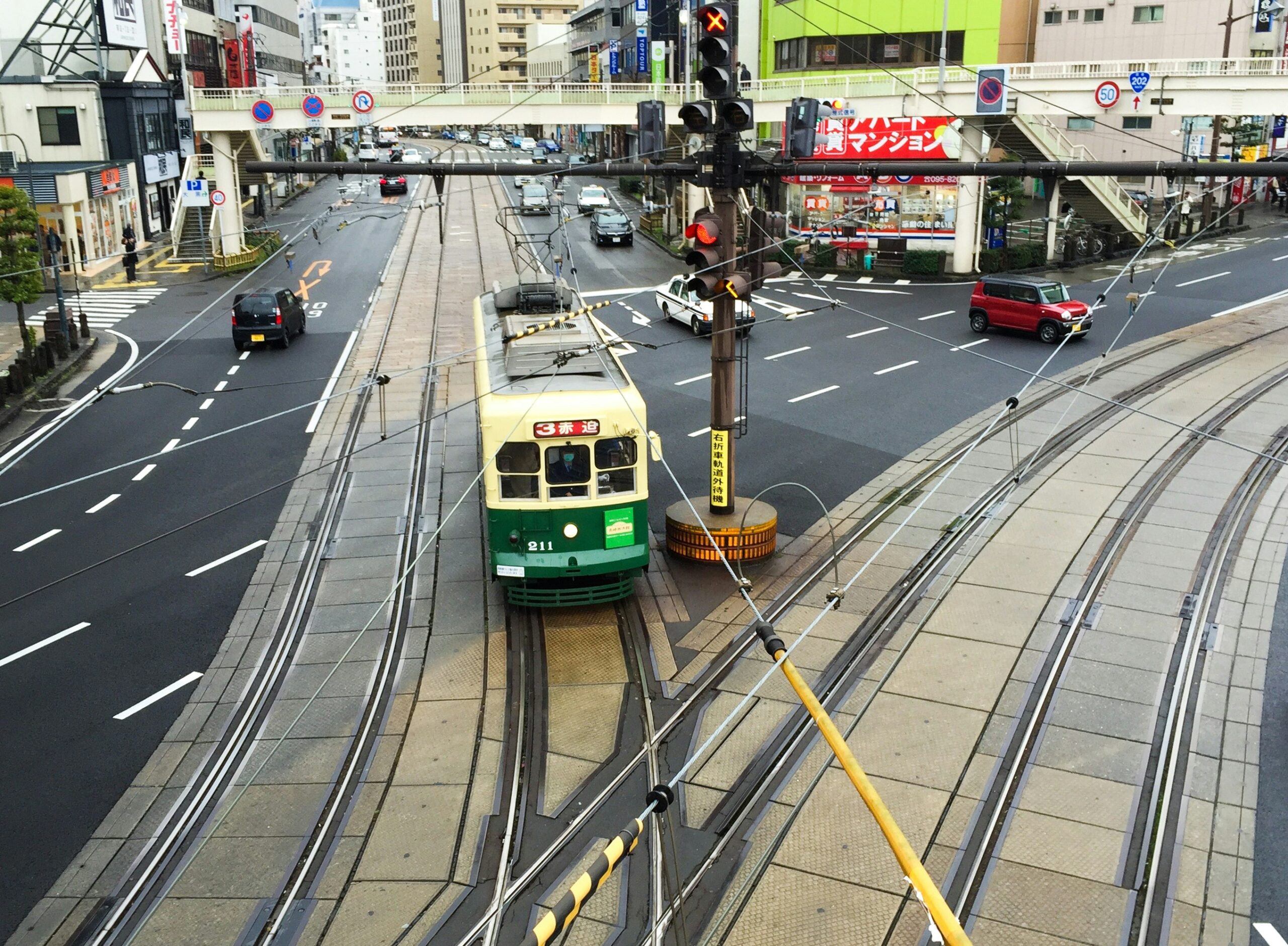 長崎電気軌道の路面電車が走る交差点